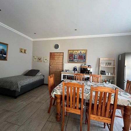 Douwe Cottages Претория Екстериор снимка